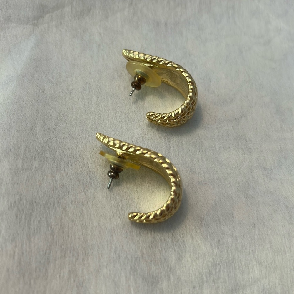 Elegant Gold and Cream Earrings - Picture 3 of 4